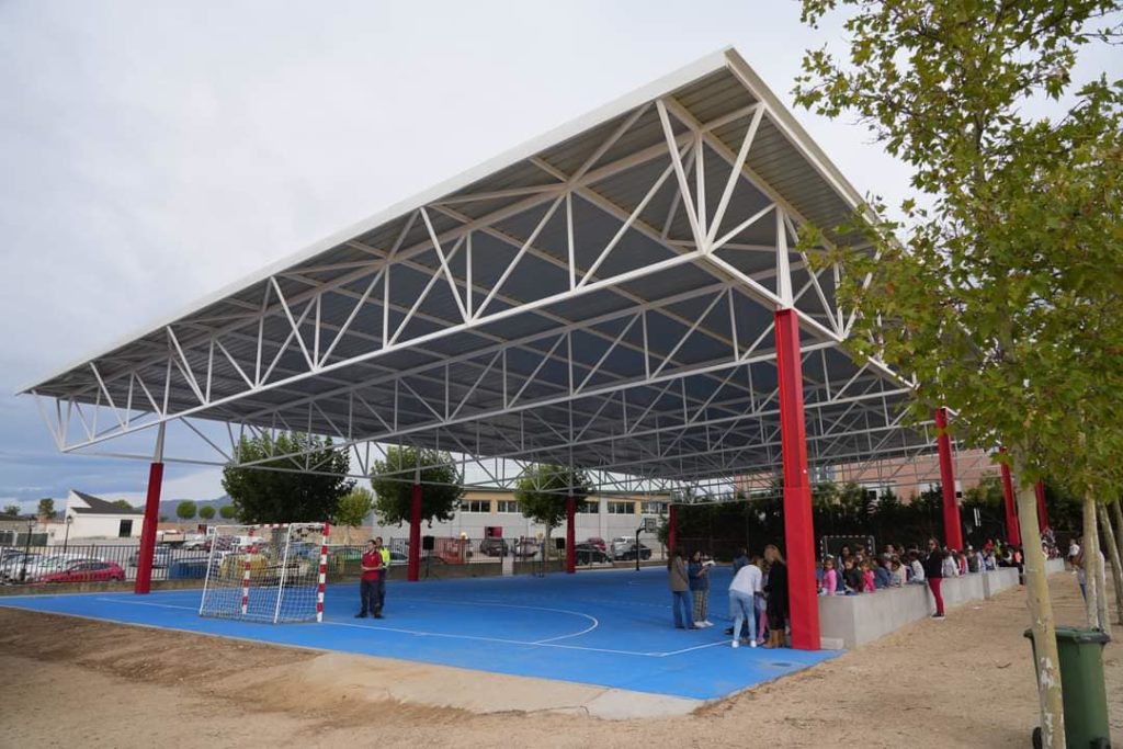 La consejera de educación del gobierno regional, Rosana Rodríguez, y el Alcalde de Escalona, Alvaro Gutierrez, han inaugurado hoy la nueva pista polideportiva cubierta del colegio “Inmaculada Concepción” que supone una inversión de 230.000 euros.