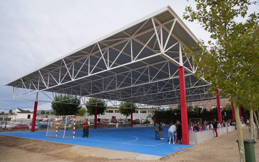 La consejera de educación del gobierno regional, Rosana Rodríguez, y el Alcalde de Escalona, Alvaro Gutierrez, han inaugurado hoy la nueva pista polideportiva cubierta del colegio “Inmaculada Concepción” que supone una inversión de 230.000 euros.