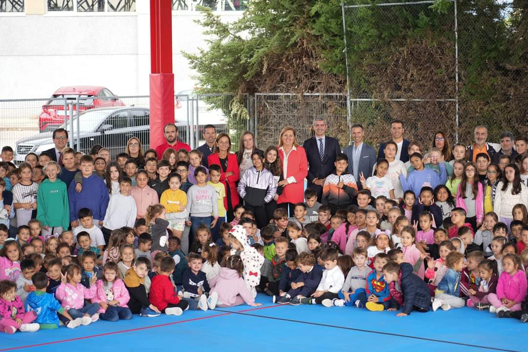 La consejera de educación del gobierno regional, Rosana Rodríguez, y el Alcalde de Escalona, Alvaro Gutiérrez, han inaugurado hoy la nueva pista polideportiva cubierta del colegio “Inmaculada Concepción” que supone una inversión de 230.000 euros.