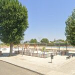 Parque infantil con zona deportiva en Escalona