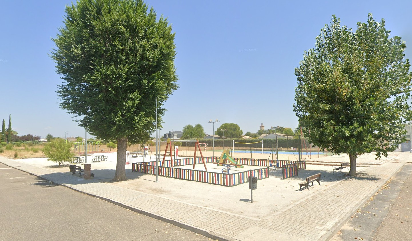 Parque infantil con zona deportiva en Escalona